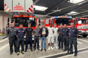 Bürgermeister Christian Scheider mit den Berufsfeuerwehrleuten und den Praktikanten, die in den letzten Wochen den Alltag der Florianis kennenlernen durften. Foto: Büro Bgm.