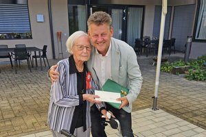Bürgermeister Christian Scheider mit Susanna Erwein an ihrem 100. Geburtstag. Foto: Büro Bürgermeister
