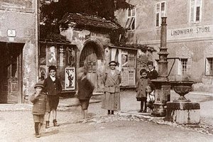 So holte man damals Wasser. Ein Auslaufbrunnen am Klagenfurter Pfarrplatz um 1910. Foto: KLA, Hudelist Christian, Bildquellensammlung