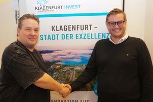 Alexander-Ingo Webernig präsentierte Wirtschaftsstadtrat Julian Geier seine moderne Ticket- und Saalplan-Plattform für jegliche Veranstaltungen. Foto: StadtKommunikation / Zechner