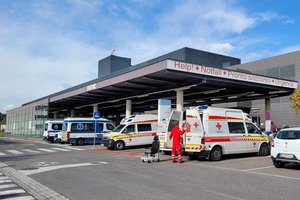 Gestern Nachmitag wurde ein 7-Jähriger aus St. Veit an der Glan am Heiligengeistplatz von einem Linienbus angefahren. Der Bub wurde mit Verletzungen unbestimmten Grades in das Klinikum Klagenfurt gebracht. Foto: Mein Klagenfurt