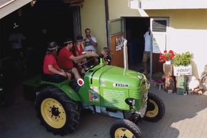 Määäh-Drive: Moosburger Shoaf Bauer macht mit lustigem Video auf Drive-In-Bauernhof aufmerksam. Foto: Screenshot Video