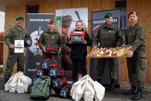 „Soldaten mit Herz“ spenden zwölf Winterpakete an junge Obdachlose in Klagenfurt. Foto: KK