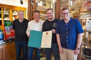 Bürgermeister Christian Scheider überreichte gemeinsam mit Wirtschaftsstadtrat Julian Geier die Dank- und Anerkennungsurkunde der Landeshauptstadt an Hannes-Günther Hubel, BSc und Vater Günther Hubel. Foto: StadtKommunikation / Zechner