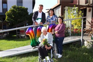 Bürgermeister Christian Scheider, Nachbarin Silvia und Pflegerin Maria gratulierten Frau Knoblich zu ihrem 100. Geburtstag. Foto: StadtKommunikation / Buchner