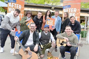 Bürgermeister Christian Scheider, Marktamtsleiterin Martina Derhaschnig, KLAMAG-Geschäftsführerin Inga Horny und Projektverantwortliche Elena Hermann, Marktgastronom Michael Stultschnig und das Duo Zurzeit zu Zweit. Foto: StadtKommunikation/Evelyn Hronek