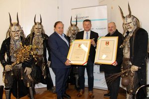 Abgesandte der Welzenegger Krampusgruppe schauten bei der Ehrung von Dr. Wolfgang Lattacher und Josef Pickl-Hafner durch Bürgermeister Christian Scheider im Rathaus vorbei. Foto: StadtKommunikation/Spatzek