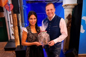 Vizebürgermeister Patrick Jonke übergab Mag. Yvonne Schmid-Berger, CEO und Chefredakteurin von „5 Minuten“, den gläsernen Lindwurm zum 10-jährigen Jubiläum. Foto: Büro Vizebürgermeister Jonke