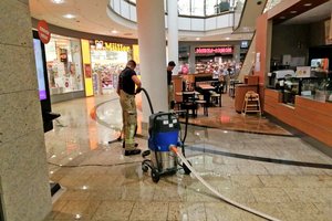 Defekte Sprinkleranlage überflutet die City Arkaden. Foto: Berufsfeuerwehr Klagenfurt