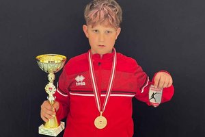 Der erst 10-jährige David Kraft mit seiner wohlverdienten Goldmedaille. Foto: KAC Fechten
