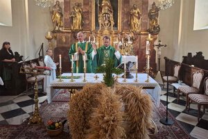 Pfarrer Bernd Wegscheider bei der Erntedankmesse in Gurnitz: Foto: zVG