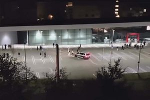 Jugendliche stürmten in der Nacht den Spar-Parkplatz in Welzenegg. Foto: Instagram/Klagenfurt Elite