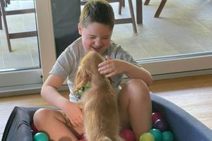 Simon und Simba – ein Herz und eine Seele. Der kleine Spaniel ist schon jetzt ein wichtiger Alltagsbegleiter für den autistischen Buben. Foto: ThT/privat