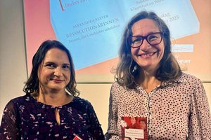 Frauenreferentin DI Constance Mochar begrüßte zum Auftakt der Lesereihe „denken erlaubt“ die Klagenfurter Autorin und Historikern Alexandra Bleyer. Foto: Büro Stadträtin Mochar