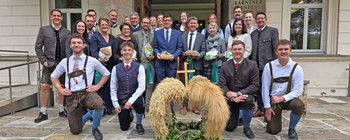 Das Regierungskollegium mit Landeshauptmann Daniel Fellner an der Spitze, der LK-Vorstand mit Präsident Siegfried Huber und Vertreter der Landjugend Kärnten mit der Erntekrone. Foto: Mein Klagenfurt