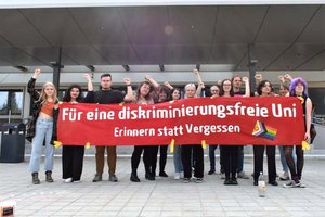 „Erinnern statt Vergessen“: Protestaktion vor der Universität Klagenfurt. Foto: KK