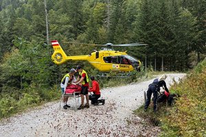 Der Radfahrer wurde mit dem Rettungshubschrauber schwer verletzt ins Klinikum Klagenfurt geflogen. Foto: Bergrettung Ferlach