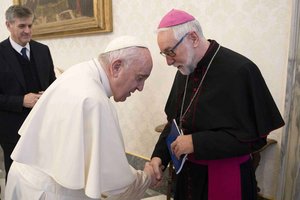 Bischof Marketz mit Papst Franziskus (im Rahmen des Ad-Limina-Besuches der österreichischen Bischöfe im Dezember 2022). Foto: vaticanmedia