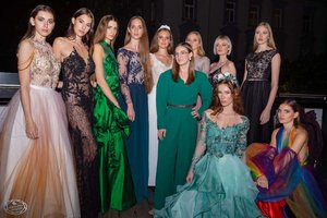 Die Models von 1 st Place Models waren das Highlight der "TAOL goes Black" Veranstaltung. Hier mit Designerin Julia Lara König (Kärntnerinnen: Sarah Kühschweiger 4.te von links, Alina Taschler 5.te von links). Foto: Albert Stern