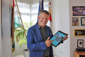Bürgermeister Christian Scheider freut sich über den verbesserten Online-Auftritt der Landeshauptstadt. Foto: StadtKommunikation/Glinik