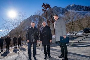 Bürgermeister Christian Scheider, Bürgermeister Mag. Borut Sajovic und Univ. Prof. Dr. Peter Gstettner bei der Enthüllung des zweiten Teils der Zwillings-Installation „Unvergessen – Ungebrochen“ am Tunnelportal Loibl Süd. Foto: Helge Bauer