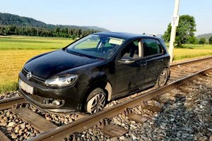 Alkoholisierter fuhr mit Auto am Bahngleis bis er stecken blieb. Foto: Polizei Kärnten