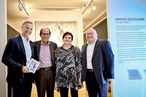 Der Künstler Manfred Bockelmann mit Gemeinderat Michael Gussnig, Kulturabteilungsleiter Mag. Alexander Gerdanovits und Stadtgalerieleiterin Mag. Beatrix Obernosterer. Foto: StadtKommunikation / Helge Bauer