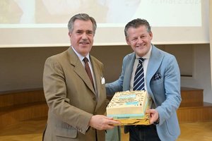 Bürgermeister Christian Scheider wünschte dem katholischen Familienverband alles Gute zum 70-jährigen Jubiläum. Foto: StadtKommunikation / Hronek