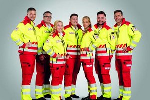Ab 16. September tragen die Mitarbeiterinnen und Mitarbeiter des Roten Kreuzes Kärnten ihre neuen Uniformen. Foto: Blaupapier