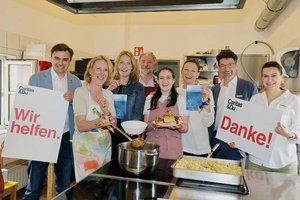 Kochen für Menschen ohne Obdach in der Küche des „Eggerheims“. Foto: Caritas/Dietmar Wajand