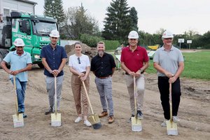 Werner Tschernutter, Andreas Straninger, Leiterin Hochbau DI Erika Jäger, Abteilungsleiterstellvertreter Facility Management Ing. Mario Scharrer, Stadtrat Max Habenicht und Direktor der MS Waidmannsdorf Christian Türk. Foto: StadtKommunikation/Wajand