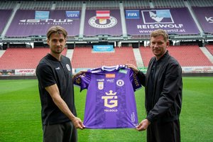 Austrie Kapitän Thorsten Mahrer und Geschäftsführer Peer Jaekel mit dem neuen Dress. Foto: Austria Klagenfurt/Marco Walter 