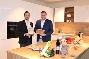 Wirtschaftsreferent Stadtrat Julian Geier gratuliert Geschäftsführer des „Wohntraum“ Wohnstudios Domenic Madaric zum erfolgreichen Start. Foto: StadtKommunikation / Buchner