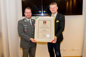 Vizeleutnant Markus Stromberger bekam im Rathaus von Bürgermeister Christian Scheider die Ehrenurkunde verliehen. Foto: StadtKommunikation/Wiedergut