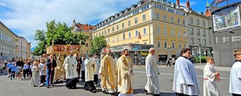 Bischof Marketz  beim der Fronleichnamsprozession durch Klagenfurt. Foto: Mein Klagenfurt