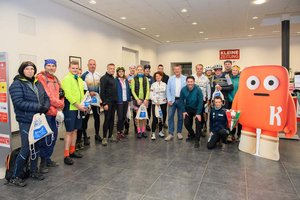 Bürgermeister Christian Scheider verabschiedete gemeinsam mit Christopher Weiss (Geschäftsleitung Kärnten bei der Kleinen Zeitung) die Teilnehmenden der Fahrradtour von Klagenfurt nach Lignano. Foto: StadtKommunikation / Hude