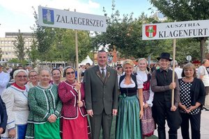 Stadträtin Sandra Wassermann und Protokollchefin Mag. Eva Janica mit Bürgermeister Zoltán Balaicz beim Jubiläums-Festzug durch die Innenstadt von Zalaegerszeg. Foto: KK