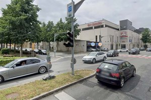 Ausbau Fernwärme- und Stromnetz: Links abbiegen in die City Arkaden nicht möglich. Foto: Google Street View