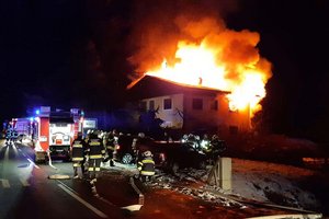 Mehrfamilienhaus ging in Moosburg in Flammen auf. Foto: FF Radweg