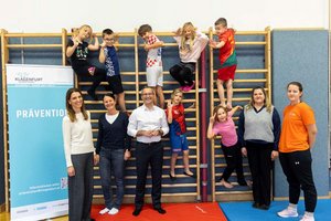 Gesundheitsstadtrat Mag. Franz Petritz besuchte im Zuge des Projekts „unterHALTUNGSturnen“ die Kinder der VS 14. Foto: StadtKommunikation / Just