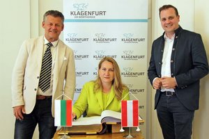 Botschafterin Desislava Naydenova-Gospodinova mit Bürgermeister Christian Scheider und Europareferent Vizebürgermeister Patrick Jonke bei der Eintragung in das Goldene Buch der Landeshauptstadt Klagenfurt. Foto: StadtKommunikation/Wedenig