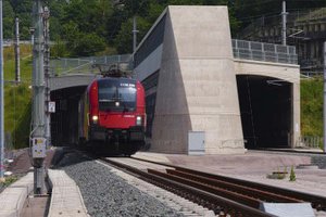 Koralmbahn vor Inbetriebnahme: Zug im Portal in Kärnten. Foto: ÖBB