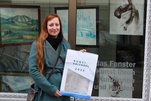 Veronika Suschnig mit ihrem Kunstkalender der Kärntner Sparkasse. Foto: KK