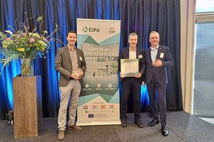 Vizebürgermeister MMag. Dr. Alexander Kastner mit Dr. Wolfgang Hafner (Leiter Abteilung Klima- und Umweltschutz) und Mag. Stefan Guggenberger bei der Preisverleihung in Maastricht. Foto: KK