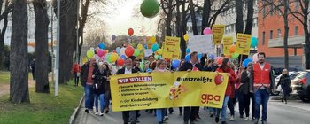 Protestmarsch der KindergartenpädagogInnen durch Klagenfurt