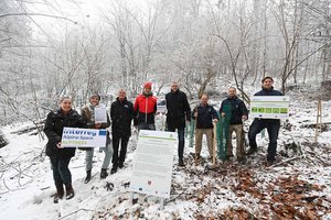 Vzbgm. Prof. Mag. Alois Dolinar, Referent für Klima- und Umweltschutz und Stadtgartenreferent StR Max Habenicht bei der Aufforstung durch die Abt. Stadtgarten vor Ort dabei. Foto: StadtKommunikation / Helge Bauer