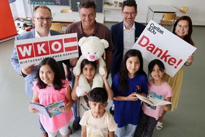 Direktor Sandriesser und Roberta Striedinger von der Caritas danken mit den Lerncafékindern dem Präsidenten der Wirtschaftskammer Kärnten, Meinrad Höfferer (li) und Jürgen Mandl, für die Unterstützung. Foto: Caritas/Dietmar Wajand