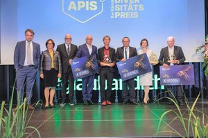 Kärntner Sparkasse-Vorstandssprecher Mag. Siegfried Huber, Sparkasse-Präsidentin Gabriele Semmelrock-Werzer und Mag. Johann Schönegger (Vorstand Privatstiftung Kärntner Sparkasse) überreichten die „Goldene Apis“ Foto: Simone Attisani