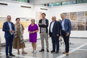 Kulturreferent Stadtrat Mag. Franz Petritz, Galerieleiterin Mag. Beatrix Obernosterer, LAbg. Ruth Feistritzer, Marko Lipuš, Kulturabteilungsleiter Mag. Alexander Gerdanovits und GR Michael Gussnig. Foto: StadtKommunikation / Bauer
