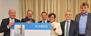 KABEG Vorstand Dr. Arnold Gabriel und LHStv. Dr. Beate Prettner übergeben Prim. Dr. Herwig Oberlerchner und dem Direktorium symbolisch eine Chipkarte. Foto: KABEG